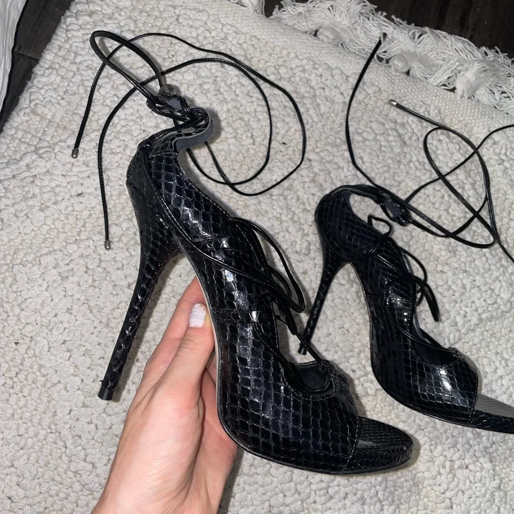 Steve Madden Black Lace Up Snakeskin Pumps‎